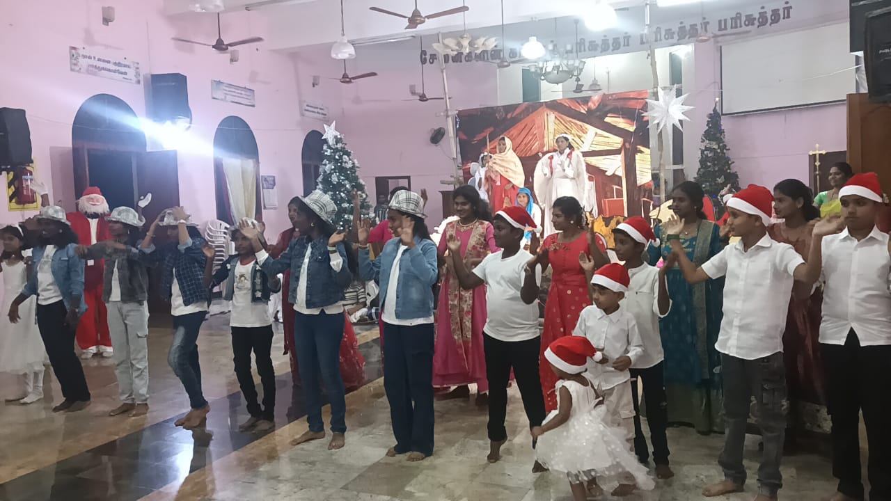 உசிலம்பட்டி சி எஸ் ஐ ஆலயத்தில் கிறிஸ்மஸ் மர விழாவில் ஞாயிறு பள்ளி மாணவ மாணவிகள் கலை நிகழ்ச்சிகள் நடத்தினர்