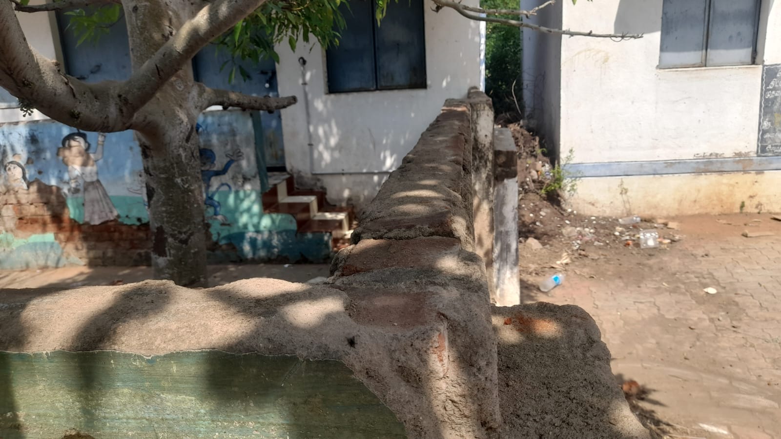 முதலைக்குளம் ஊராட்சியில் ஆபத்தான நிலையில் உள்ள அங்கன்வாடி மையத்தை இடித்துவிட்டு புதிய மையம் கட்டித் தர பெற்றோர்கள் கோரிக்கை