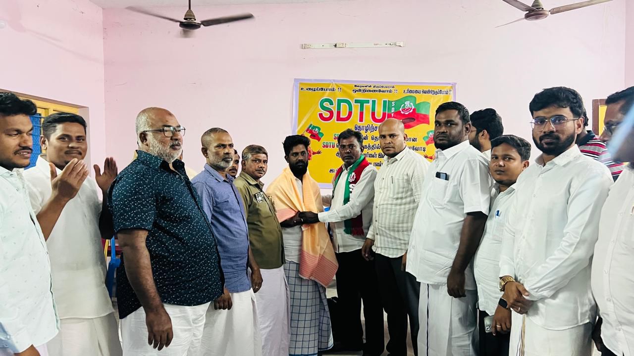 தொண்டியில்,தொண்டி பாவோடி ஆட்டோ ஓட்டுனர்கள் அனைவரும் SDPI-கட்சியின் SDTU-தொழிற் சங்கத்தில் தங்களை இணைத்துக் கொண்டனர்.