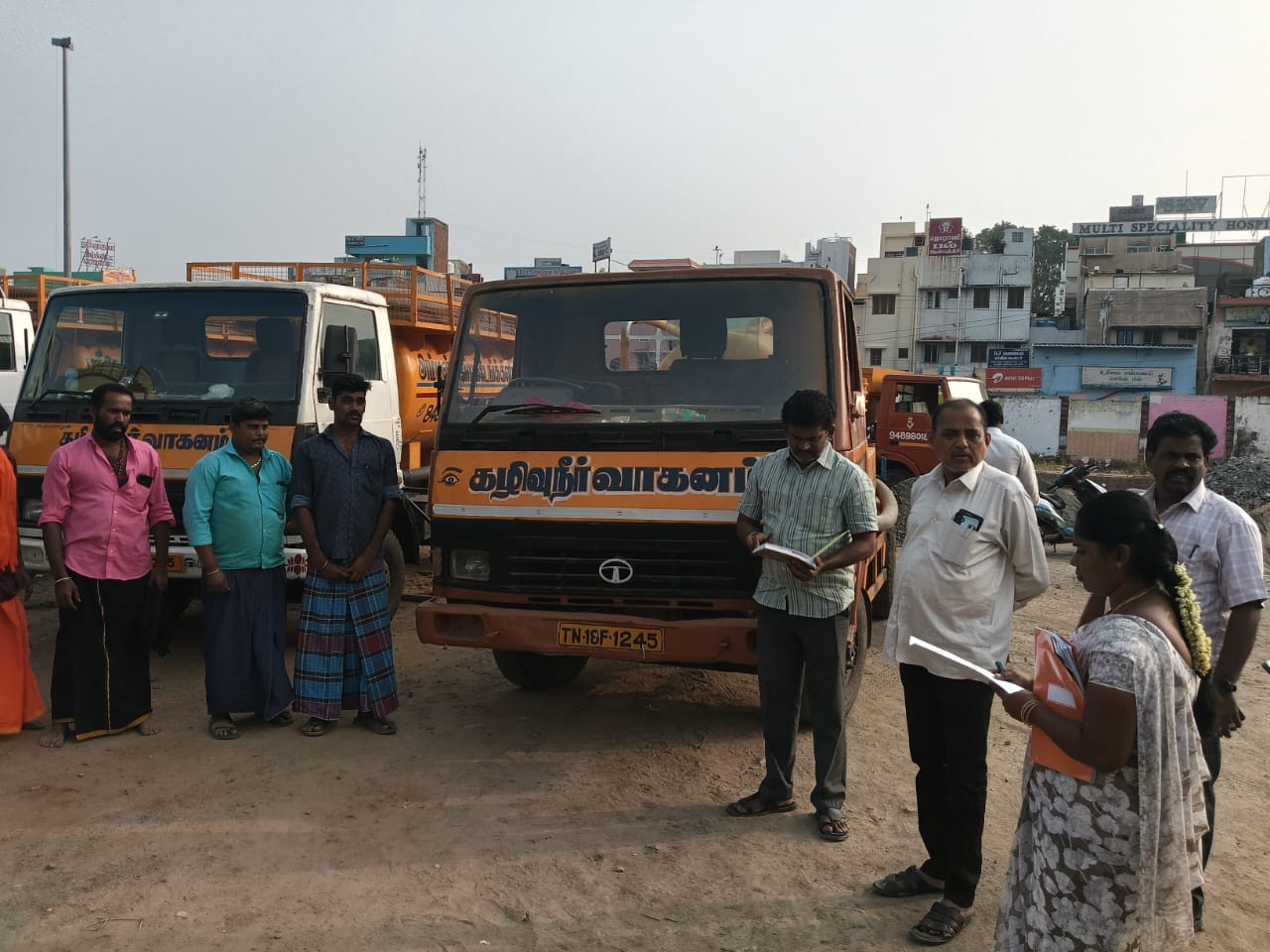 உசிலம்பட்டி நகராட்சி நிர்வாகம் சார்பில் உரிய உரிமம் இன்றி இயக்கப்பட்ட கழிவு நீர் வாகனங்களுக்கு அபராதம்