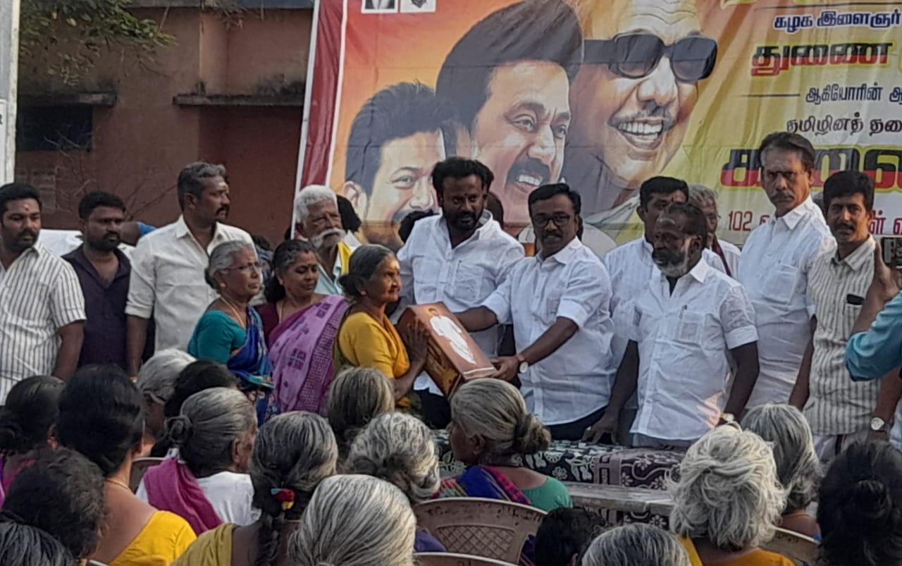 மேட்டு நீரேத்தானில் திமுக சார்பில் நலத்திட்ட உதவிகளான டிபன் பாக்ஸ் கேரியர் வெங்கடேசன் எம்எல்ஏ வழங்கினார்