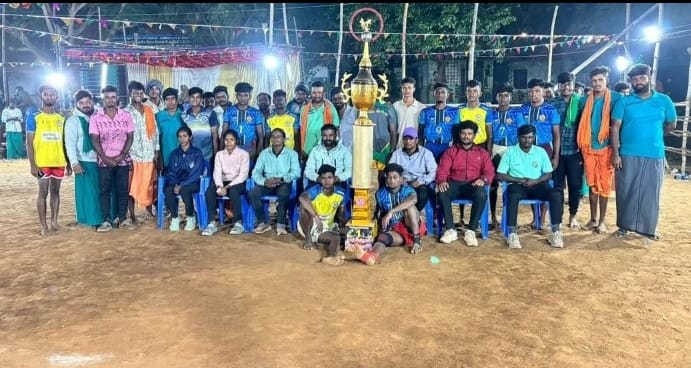 அலங்காநல்லூர் அருகே மாணிக்கம் பட்டியில் கபடி போட்டி நடைபெற்றது வெற்றி பெற்ற அணியினருக்கு கோப்பைகள் பரிசுகள் வழங்கப்பட்டது