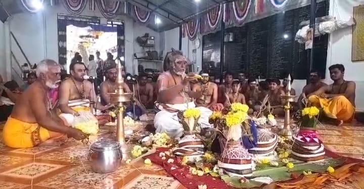 தென்கரை ஐயப்பன் கோவிலில் மண்டல பூஜை சரணகோஷம் முழங்க பக்தர்கள் வழிபாடு.