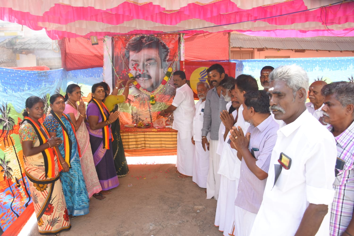 சோழவந்தானில் தேமுதிக நிறுவனத் தலைவர் நினைவு நாள் அன்னதானம் வழங்கி தேமுதிகவினர் அஞ்சலி