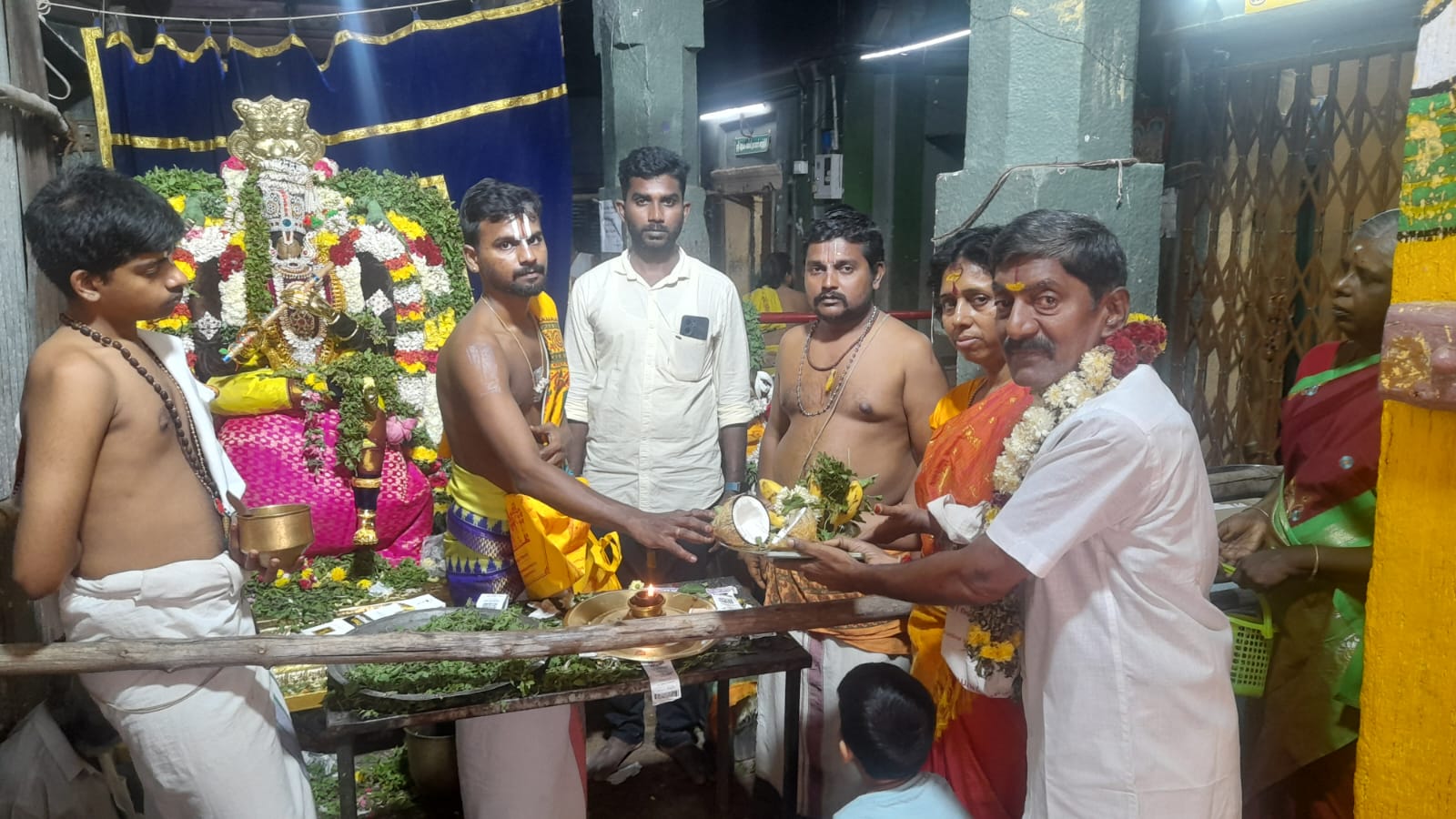 சோழவந்தான் ஜெனக நாராயண பெருமாள் கோவிலில் வைகுண்ட ஏகாதசியை முன்னிட்டு நீண்ட வரிசையில் காத்திருந்து சாமி தரிசனம் செய்த பக்தர்கள்