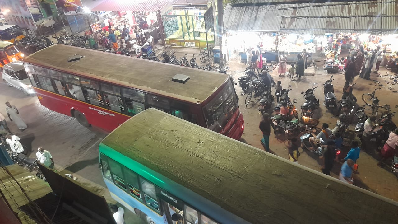 சோழவந்தான் ஜெனகை மாரியம்மன் கோவில் பகுதியில் அடிக்கடி ஏற்படும் போக்குவரத்து நெருக்கடிகளால் பக்தர்கள் பொதுமக்கள் வாகன ஓட்டிகள் கரும் சிரமம்