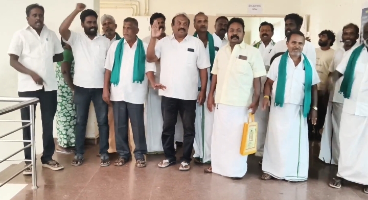 உசிலம்பட்டியில் விவசாய சங்க தலைவர் பி.ஆர்.பாண்டியன் கைது-யை கண்டித்தும், உசிலம்பட்டி வட்டாச்சியரை கண்டித்தும் விவசாயிகள் குறைதீர்க்கும் கூட்டத்தை புறக்கணித்து விவசாயிகள் போராட்டத்தில் ஈடுபட்டதால் பரபரப்பு ஏற்பட்டது.