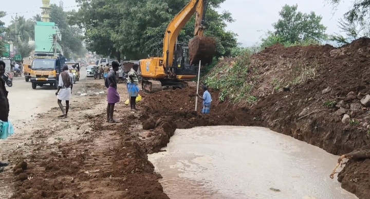 கூட்டுக் குடிநீர் திட்ட குழாயில் உடைப்பு. ஆயிரக்கணக்கான லிட்டர் குடிநீர் வீணாகிய அவலம்!