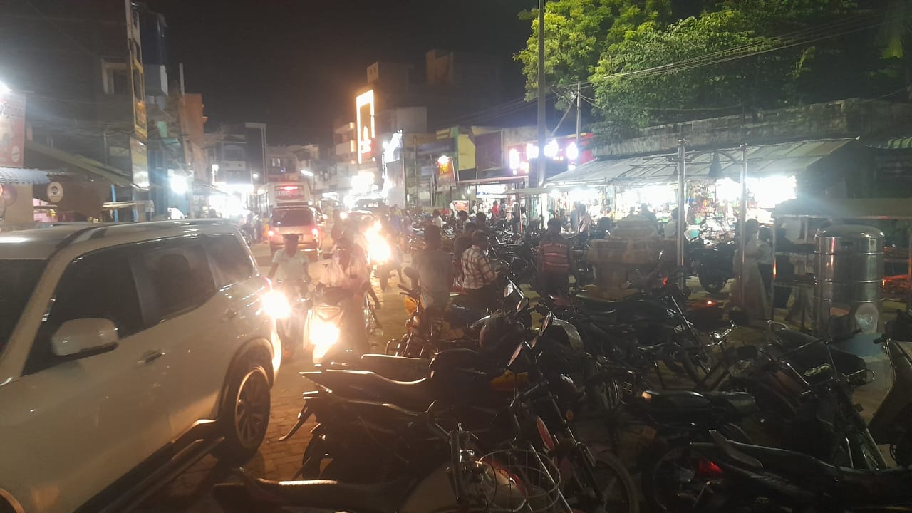 சோழவந்தான் ஜெனகை மாரியம்மன் கோவில் பகுதியில் தொடரும் போக்குவரத்து நெருக்கடியால் பொதுமக்கள் பக்தர்கள் கடும் அவதி